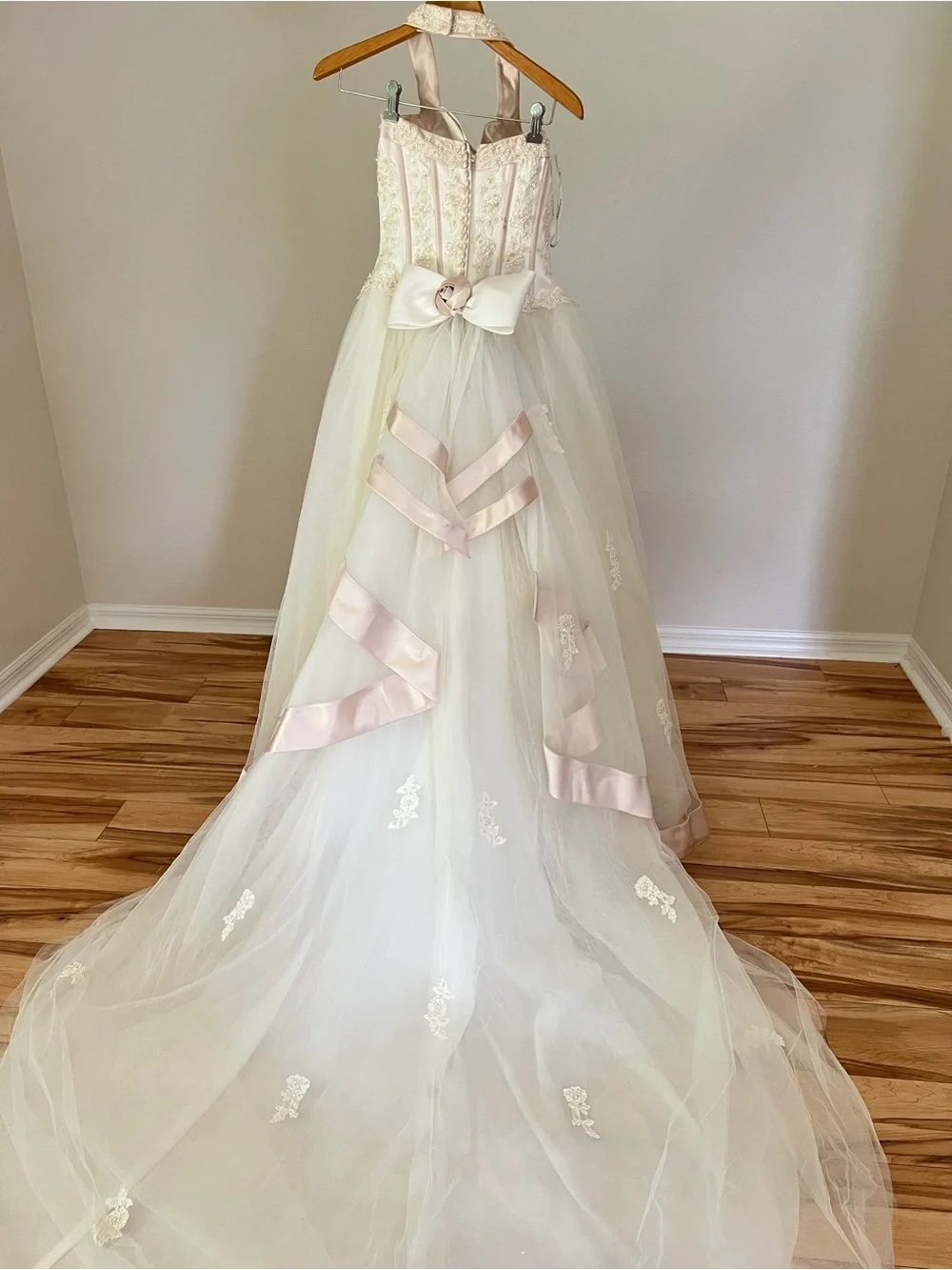 Vintage David's Bridal Michelangelo 2295E Size 8 Ivory Gown w/ Veil